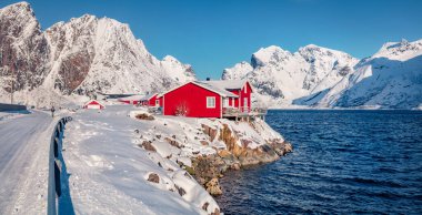 Güzel kış manzarası. Lofoten Adaları 'ndaki Hamnoy köyünün panoramik kış manzarası. Taze kar, Norveç 'in tepelerini ve kıyılarını kaplıyor. Norveç, Avrupa 'nın resimli sabah sahnesi. 