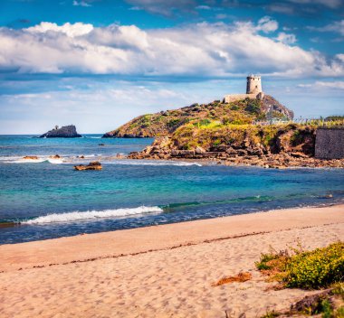 Spiaggia Di Nora 'daki yüzme sahili. Torre del Coltellazzo o di Sant 'Efisio Kulesi' nin güneşli yaz manzarası, Sardinya Adası, İtalya, Avrupa. Akdeniz 'in güzel deniz manzarası. 