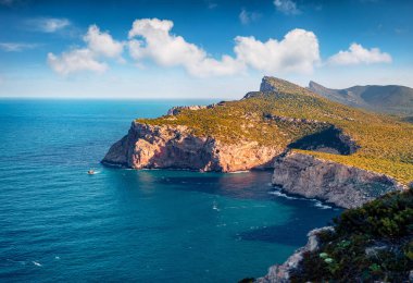 Caccia Pelerini 'nin şaşırtıcı yaz manzarası. Sardunya adası, İtalya, Avrupa 'nın harika sabah manzarası. Akdeniz 'in mükemmel deniz manzarası. Doğa konseptinin güzelliği.