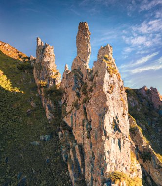 Popüler turizm beldesi Shpytsi uçurumlarının dibinden insansız hava aracı uçurmaktan inanılmaz bir sabah manzarası. Karpatların göz kamaştırıcı yaz sahnesi. Ukrayna 'nın dağ zirvesinin resimli manzarası.