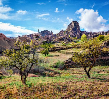 Cappadocia 'nın güzel yaz manzarası. Uchisar Kalesi 'nin güneşli sabah manzarası. Nevsehir 'in Uchisar köyünün parlak manzarası, Türkiye' nin Merkez Anadolu Bölgesi 'nin Nevsehir ilçesi.