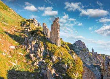 Popüler turizm beldesi Shpytsi uçurumlarının dibinde uçan drone 'dan heyecanlı bir sabah manzarası. Karpatların yaz sahnesi. Dağ zirvesinin resimli manzarası, Ukrayna, Avrupa.