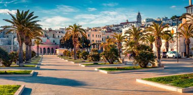 Vieste kasabasının panoramik sabah manzarası. Apulia, İtalya, Avrupa 'nın romantik yaz sahnesi. Seyahat konsepti arka planı.