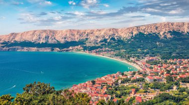 Bashka şehrinin insansız hava aracı görüntüsü. Adriyatik Denizi, Krk Adası, Kvarner Körfezi takımadaları, Hırvatistan ve Avrupa 'nın büyüleyici yaz deniz manzarası. Akdeniz ülkelerinin güzel dünyası.