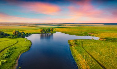 Ternopil bölgesindeki Stara Brykulia Gölü 'nde harika bir yaz gündoğumu. Ukrayna kırsalının uçan insansız hava aracından inanılmaz bir kırsal manzara. Seyahat konsepti arka planı.