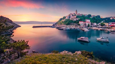 Vrbnik kasabasının havadan manzarası. Adriyatik Denizi, Krk Adası, Kvarner Körfezi takımadaları, Hırvatistan ve Avrupa 'da inanılmaz bir yaz gündoğumu. Akdeniz ülkelerinin güzel dünyası. Seyahat konsepti arka planı.