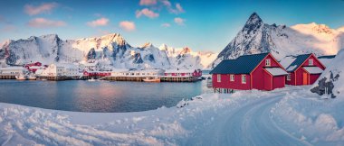 Manzara fotoğrafçılığı. Küçük balıkçı kasabasının panoramik kış şehri Hamnoy, Norveç, Avrupa. Norveç Denizi 'nin muhteşem deniz manzarası. Karlı kır yolu olan Lofoten Adası manzarası