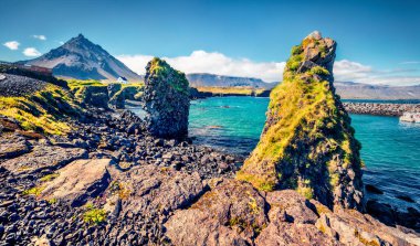 Mt. Dağın eteğindeki küçük balıkçı köyünün şaşırtıcı yaz manzarası. Stapafell - Arnarstapi veya Stapi. İzlanda kırsalının çekici sabah manzarası. Seyahat konsepti arka planı.