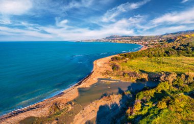 Uçan İHA 'nın görüntüsü. Sicilya, İtalya ve Avrupa 'nın güneybatı kıyısındaki Agrigento ili, Sciacca kasabasının nefes kesici sabah manzarası. Akdeniz 'in güzel yaz deniz manzarası. 