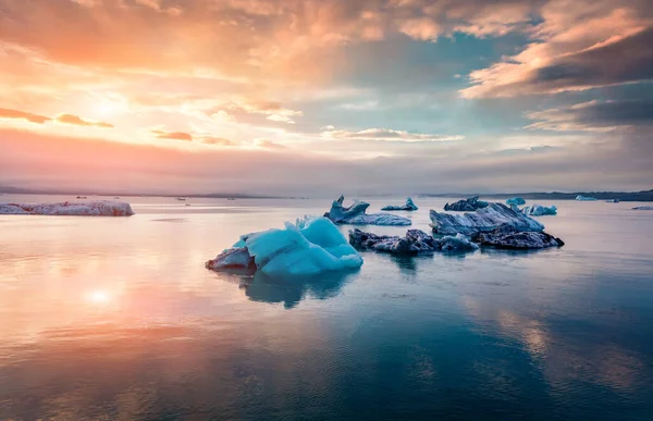 从在Jokulsarlon冰川湖中漂浮的蓝色冰山的无人驾驶飞机上观看 Vatnajokull国家公园具有戏剧性的夏季日出 欧洲迷人的早晨景象 — 图库照片