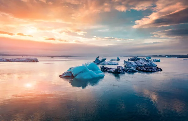 Jokulsarlon Glacier Lagoon 빙산들의 공중에 드론을 공원에서 여름의 아이슬란드의 환상적 — 스톡 사진