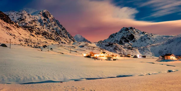 ロフテン島の信じられないほどの冬のシーン ノルウェー ヨーロッパのUtakleiv村のカラフルな夜景 信じられないほどの月明かりの雪の谷と山の丘 極圏での生活 — ストック写真
