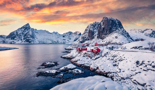迷人的落日落在受欢迎的旅游胜地 欧洲的Hamnoy港 背靠Festhaeltinden山 罗浮敦群岛令人惊奇的夜景 挪威海令人难以置信的冬季海景 — 图库照片