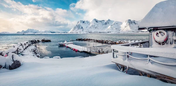 Snowy Ochtend Uitzicht Vestvagoy Eiland Met Kleine Pier Boot Houten — Stockfoto