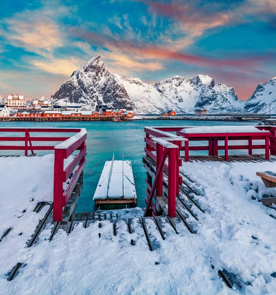 格拉夫达尔湾的木制码头吸引人的冬季风景热门旅游胜地 罗浮敦群岛 挪威海美丽的海景 Sakrisoy渔村寒冷的冬日日出 — 图库照片