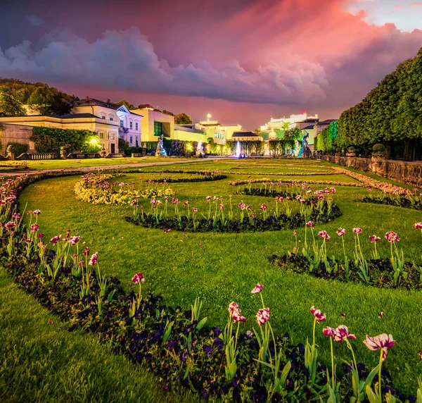 以霍亨萨尔斯堡城堡为背景的米拉贝尔花园迷人的夜景 色彩艳丽的春天落日在奥地利萨尔茨堡 旅行概念背景 — 图库照片