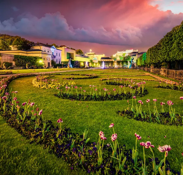 Arka planda Hohensalzburg Kalesi 'nin olduğu Mirabell Garden' ın muhteşem akşam manzarası. Salzburg, Avusturya ve Avrupa 'da gün batımı. Seyahat konsepti arka planı. 