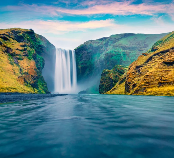 Atemberaubender Blick Auf Den Skogafoss Wasserfall Morgen Märchenhafte Sommerlandschaft Des — Stockfoto