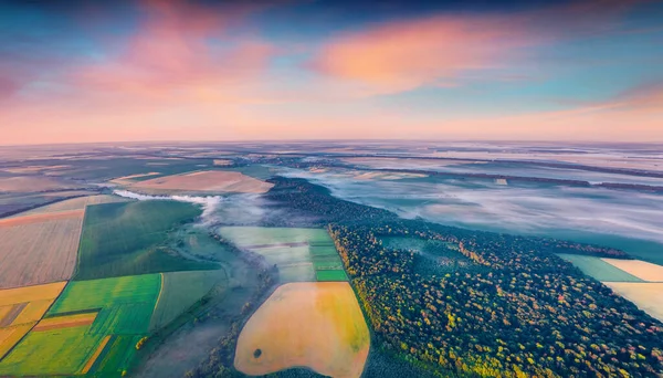 Widok Latającego Drona Ukraińskiej Wsi Polem Pszenicy Niesamowity Letni Wschód — Zdjęcie stockowe
