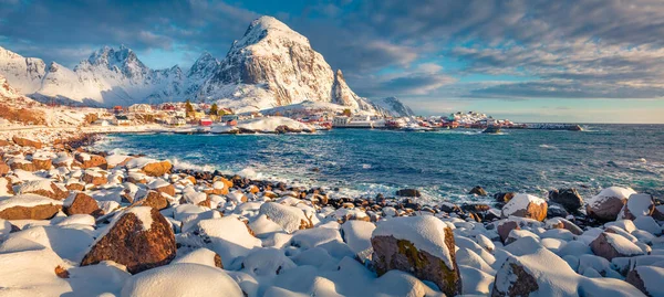 一个叫 欧洲的洛福顿岛镇最南端令人叹为观止的冬季景象 挪威海的壮观的清晨海景 旅行概念背景 — 图库照片
