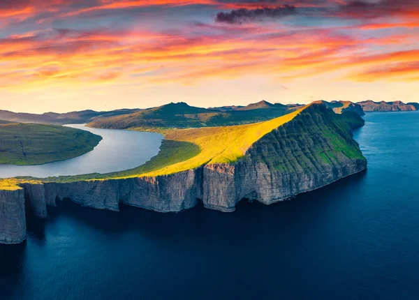 Neuvěřitelný Večerní Pohled Letícího Dronu Jezera Sorsvatn Vagar Faerské Ostrovy — Stock fotografie