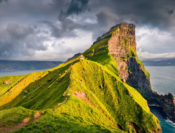 Majestosa Vista Verão Farol Kallur Ilha Kalsoy Linda Cena Verão — Fotografia de Stock