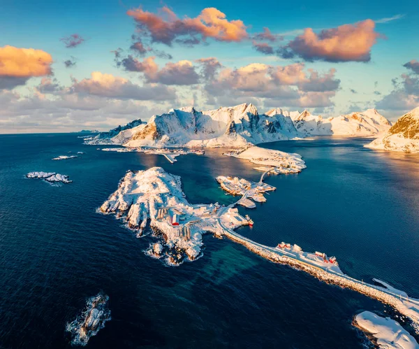 ReineとSakrisoy村の飛行ドローンからの眺め ロフテン島で最も人気のある観光地 ノルウェー ヨーロッパの航空冬の景色 ノルウェーの海の絵のような風景 — ストック写真