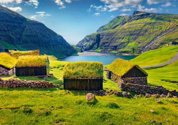 Güzel Bir Yaz Manzarası Faroe Adaları Ndaki Tipik Çim Çatılı — Stok fotoğraf