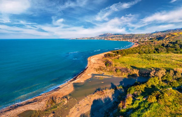 Uçan İHA 'nın görüntüsü. Sicilya, İtalya ve Avrupa 'nın güneybatı kıyısındaki Agrigento ili, Sciacca kasabasının nefes kesici sabah manzarası. Akdeniz 'in güzel yaz deniz manzarası. 