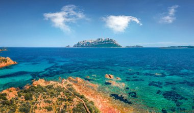 Spiaggia Del Dottore plajının uçan insansız hava aracının muhteşem sabah manzarası. Sardunya Adası, İtalya, Avrupa 'nın muhteşem sabah manzarası. Arka planda Tavolara adasıyla Çekici Akdeniz deniz manzarası.
