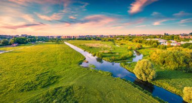 Ternopil kasabasının havadan görünüşü. Kırsal, Ukrayna, Avrupa 'da güzel bir yaz gündoğumu. Seyahat konsepti arka planı.