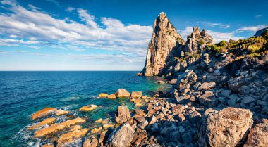 Tarihi eser Pedra Longa 'nın inanılmaz yaz manzarası. Sardunya Adası, İtalya, Avrupa 'nın görkemli sabah manzarası. Stunnig Akdeniz manzarası. Doğa konseptinin güzelliği.