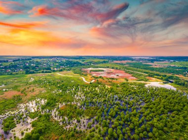 Sel basmış Seret nehrinin uçan dronundan yaz manzarası. Ternopil kırsalında, Ukrayna 'da, Avrupa' da muhteşem bir gün doğumu. Seyahat konsepti arka planı