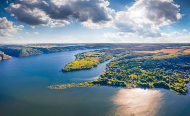 Nehrin yüzeyinden yansıyan güneş ışığı. Bakotska Körfezi 'nin uçan insansız hava aracından muhteşem bir sabah görüntüsü. Dnister Nehri, Ukrayna, Avrupa 'nın muhteşem yaz manzarası. Güzel yaz manzarası.