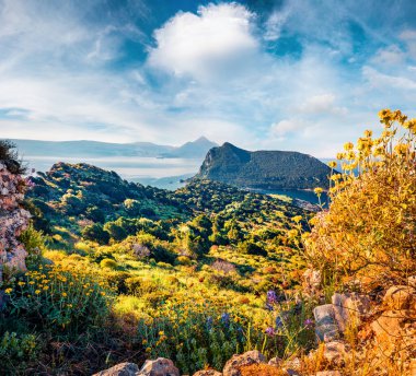Navarino Kalesi 'nin tepesinden hayret verici bir yaz manzarası. Akdeniz 'in harika deniz manzarası, Pylos kasabası, Moreloponnese, Yunanistan, Avrupa. Doğa konseptinin güzelliği.