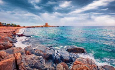 Torre di Bari kulesinin büyüleyici yaz manzarası. Sardunya adası, İtalya, Avrupa 'nın fırtınalı sabah manzarası. Akdeniz 'in harika deniz manzarası. Doğa konseptinin güzelliği.