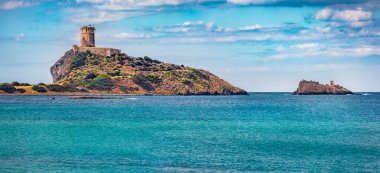 Torre del Coltellazzo o di Sant 'Efisio kulesinin panoramik sabah manzarası. Sardunya Adası, İtalya, Avrupa 'nın harika yaz manzarası. Akdeniz 'in çarpıcı deniz manzarası. Seyahat konsepti arka planı.