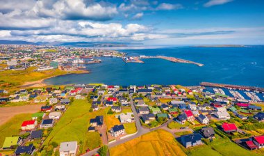 Torshavn şehrinin insansız hava aracından inanılmaz bir yaz manzarası. Streymoy Adası, Faroe, Danimarka, Avrupa 'nın muhteşem sabah manzarası. Seyahat konsepti geçmişi. Hava manzarası fotoğrafı.. 
