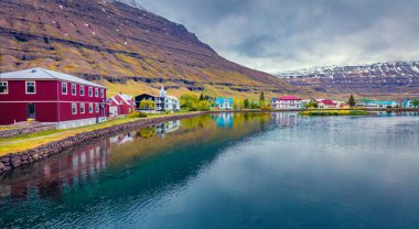 Güzel Kuzey Kutbu manzarası. Küçük balıkçı kasabası Seydisfjordur 'un kasvetli sabah manzarası. Doğu Batı İzlanda, Avrupa 'nın sevimli yaz manzarası. Seyahat konsepti arka planı. 