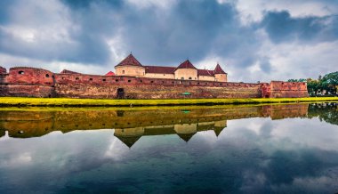 Ortaçağ Fagaras Kalesi 'nin panoramik yaz manzarası. Transilvanya, Romanya, Avrupa 'nın dramatik akşam manzarası. Seyahat konsepti arka planı.