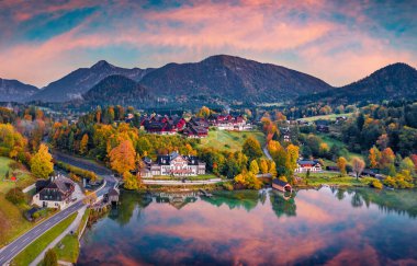 Hava manzarası fotoğrafçılığı. Archkogl köyünün insansız hava aracından çarpıcı sonbahar manzarası. Grat sunrise on Grundlsee Lake in Eastern Alps, Liezen District of Styria, Avusturya, Avrupa. 