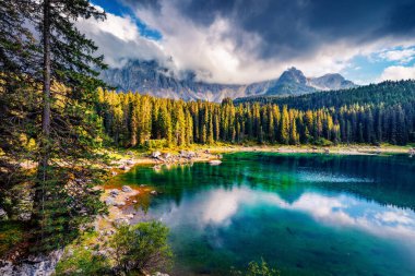 Carezza (Karersee) gölünün muhteşem yaz manzarası. Dolomiti Alpleri 'nin muhteşem sabah manzarası, Bolzano ili, Güney Tyrol, İtalya, Avrupa. Doğa konseptinin güzelliği.