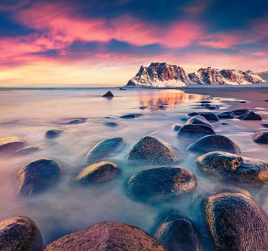 Vastvagoy, Haukland Sahili 'nin muhteşem bahar manzarası. Norveç, Avrupa 'daki Lofoten Adası' nın inanılmaz sabah manzarası. Norveç denizinin çekici deniz manzarası. Doğa konseptinin güzelliği.