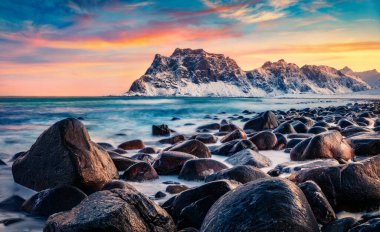 Haukland Sahili, Vastvagoy 'da kış gündoğumu muhteşemdi. Lofoten Adası, Norveç, Avrupa 'nın mükemmel sabah manzarası. Norveç denizinin inanılmaz deniz manzarası. Doğa konseptinin güzelliği