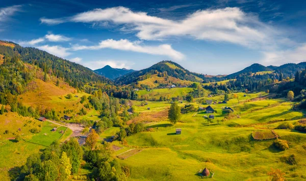 Atraktivní Letní Pohled Letícího Dronu Bystretsovy Vesnice Letecká Krajinná Fotografie — Stock fotografie