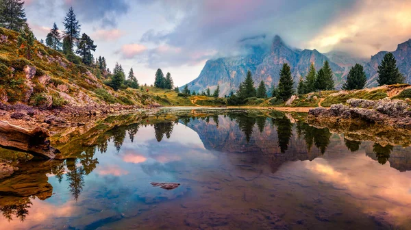 Düstere Morgensicht Auf Den Limides See Wunderschöne Sommerlandschaft Der Dolomiten — Stockfoto