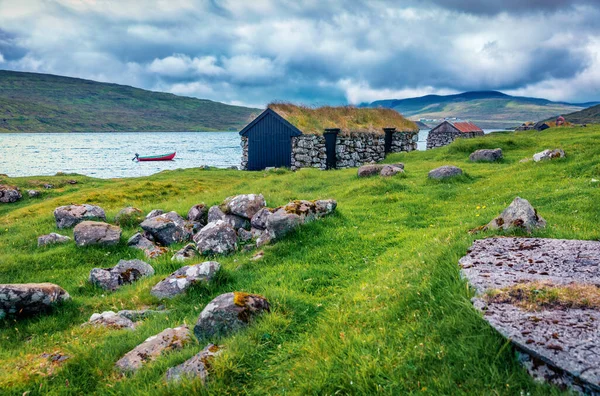 Vagar Adası Ndaki Sorvagsvatn Gölü Kıyısındaki Tipik Bölge Evleri Faroe — Stok fotoğraf