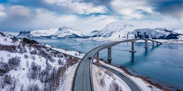 Gimsostraumen Köprüsü 'nün insansız hava aracı görüntüsü. Norveç, Avrupa 'daki Lofoten Adaları' nın dramatik kış manzarası. Norveç Denizi 'nin nefes kesici akşam deniz manzarası. Kutup dairesi üzerinde yaşam.