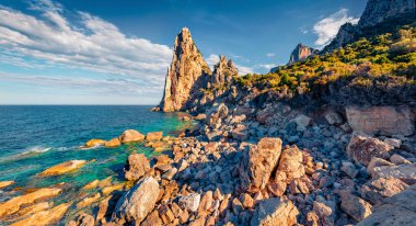 Pedra Longa 'nın muhteşem tarihi manzarası. Sardunya adası, İtalya, Avrupa 'nın etkileyici sabah manzarası. İnanılmaz bir Akdeniz manzarası. Doğa konseptinin güzelliği.