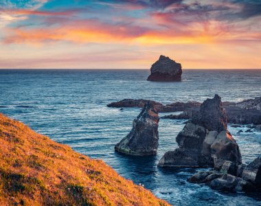 Popüler turistik ilgi odağı Valahnukamol Körfezi 'nde muhteşem bir gün batımı. İzlanda, Avrupa 'nın muhteşem akşam manzarası. Seyahat konsepti arka planı.